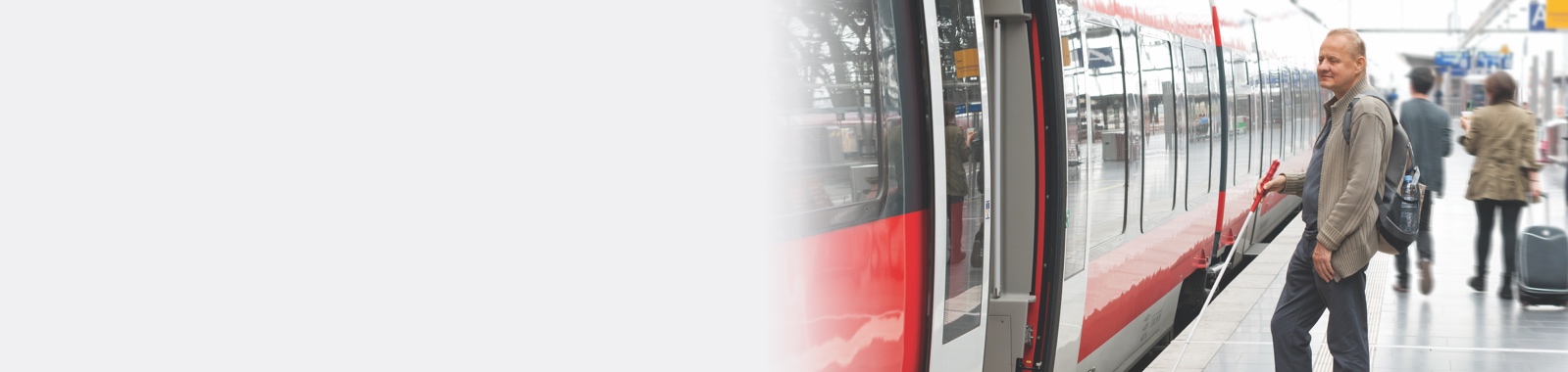 Déficient visuel sur le quai d'une gare