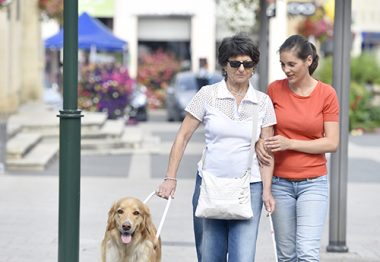 Une personne non-voyante et une accompagnante