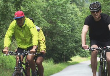 Vélo en tandem avec des non-voyants