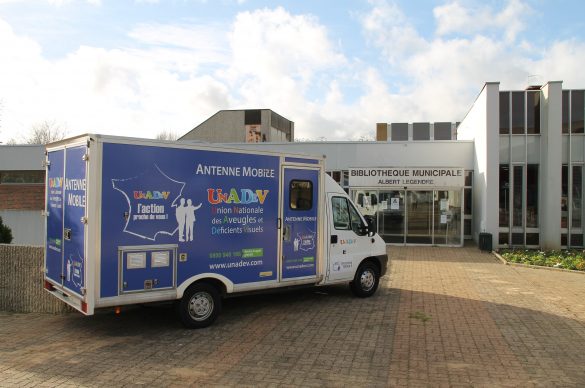 Camion de l'antenne mobile de l'UNADEV devant une bibliothèque municipale