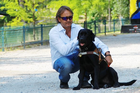 Olivier, non-voyant, avec son chien guide