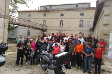 Une photo de groupe lors du week-end auto-moto dans les Landes