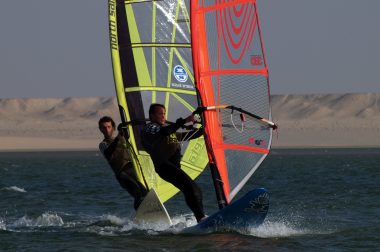 Olivier, non-voyant, et son accompagnateur Pierre lors d'une compétition de planche à voile au Maroc