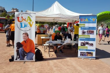 Le stand UNADEV sur la place Bellecour à Lyon