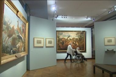 Une personne en fauteuil roulant dans le musée de Cassel