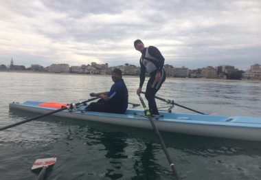 Marc, non-voyant pose sur un aviron