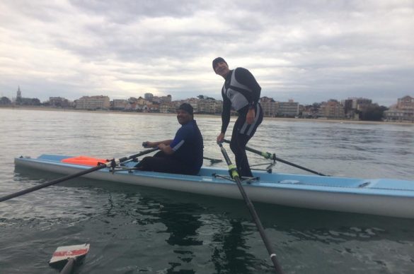 Marc, non-voyant pose sur un aviron