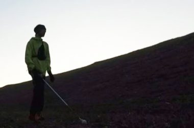 Clément utilise la canne blanche pour des courses à pied