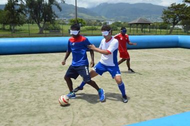 Joueurs en action lors d'un match de cécifoot