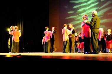 Les bénéficiaires sur scène pour le pasodoble