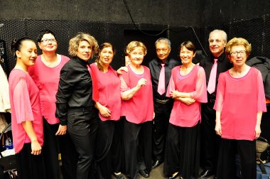 Le groupe de danseurs aux côtés de Sophie, éducatrice sportive à l'UNADEV