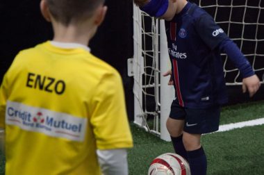 Zoom sur un petit joueur de foot avec son bandeau