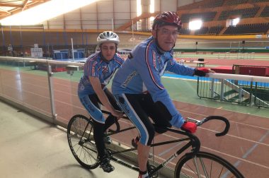 Isabelle, déficiente visuelle, et son pilote sur la tandem de piste