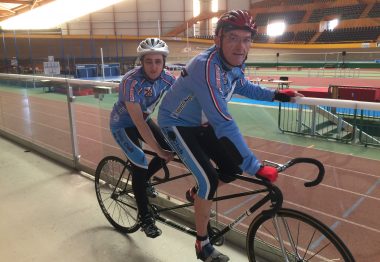 Isabelle, déficiente visuelle, et son pilote sur la tandem de piste