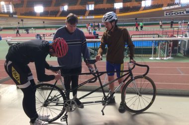 Réglages du tandem de piste au stade vélodrome