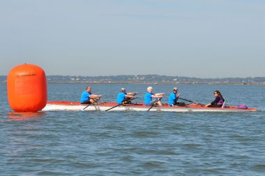 L'équipe de 4 bénéficiaires UNADEV sur l'aviron avec Jacques, Didier, Tadzio et Sébastien.