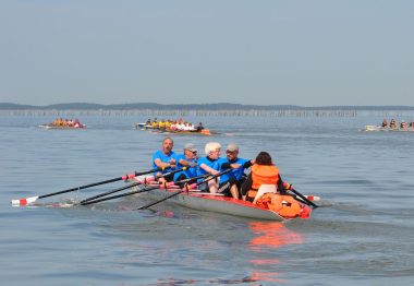 L'équipe de 4 sur l'aviron, sur l'eau du bassin d'Arcachon