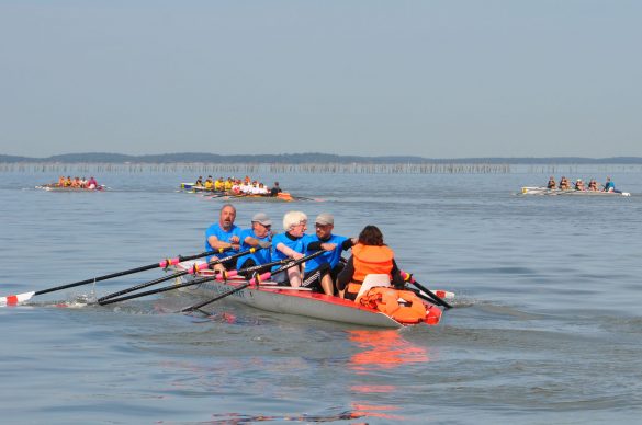 L'équipe de 4 sur l'aviron, sur l'eau du bassin d'Arcachon