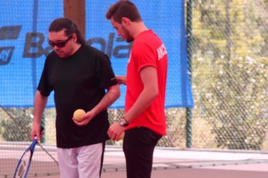 Bruno, sportif de l'UNADEV est aidé pour se placer avant le match