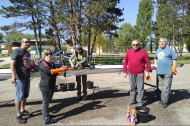 Un groupe de déficients visuels bricolent sur un aviron