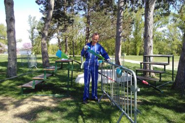 Une personne déficiente visuelle peint la rame d'un aviron