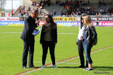 Sophie, de notre centre régional de Perpignan, présente l'UNADEV avant le match aux spectateurs (aux côtés de France, adhérente aveugle et Isabelle, qui travaille aussi centre régional)