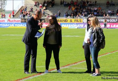 Sophie, de notre centre régional de Perpignan, présente l'UNADEV avant le match aux spectateurs (aux côtés de France, adhérente aveugle et Isabelle, qui travaille aussi centre régional)