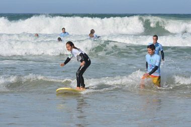 Jeune fille surfe debout sur la planche