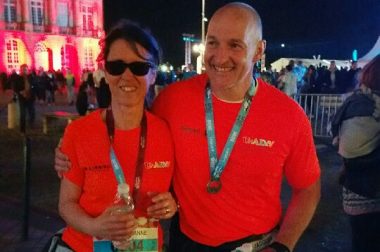 Marianne et Jacques après le semi-marathon sur le place de la Bourse à Bordeaux