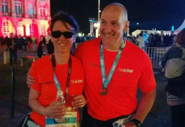 Marianne et Jacques après le semi-marathon sur le place de la Bourse à Bordeaux