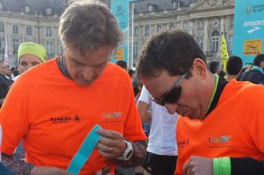 Nicolas et son guide Philippe en préparation avant le semi-marathon