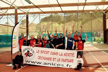 Photo de groupe avec les joueurs, les coach et les bénévoles présents