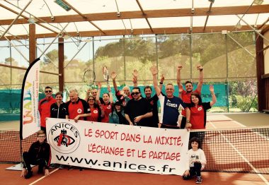 Photo de groupe avec les joueurs, les coach et les bénévoles présents