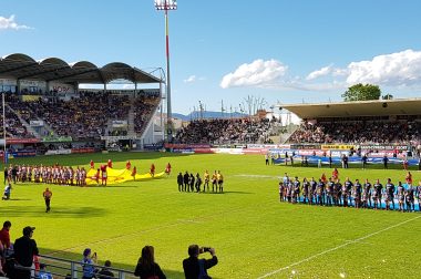 Juste avant le coup d'envoi du match : Sophie, France et Isabelle sont au milieu du terrain pour remettre le ballon