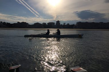 Aviron devant un coucher de soleil. 