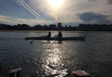 Aviron devant un coucher de soleil.