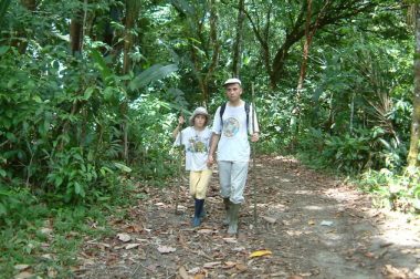 Jean-Pierre Brouillaud main dans la main avec sa fille alors âgée de 9 ans dans la forêt guyannaise. 