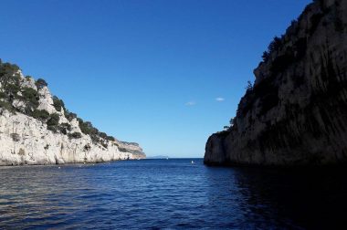 Ciel bleu et mer d'huile dans les calanques de Cassis. 