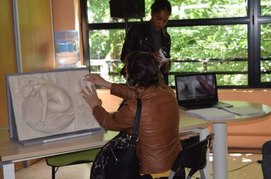 Découverte par une bénéficiaire assise, d'une sculpture comme un tableau en relief du Tub de Degas.