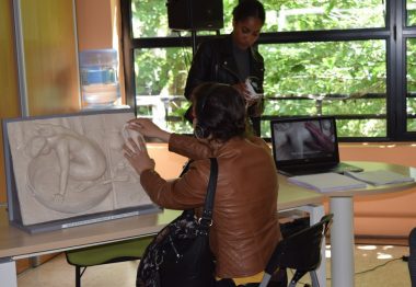 Découverte par une bénéficiaire assise, d'une sculpture comme un tableau en relief du Tub de Degas.