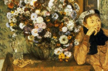 Ce tableau représente une femme, pensive, accoudée sur une table, à côté d’un imposant bouquet de fleurs.