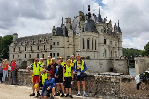 Les tandemistes devant le château de Chenonceau