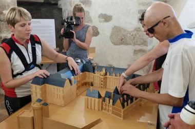 Le groupe en train de toucher la maquette en relief du Château de Blois