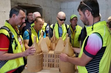 Le groupe en train de toucher la maquette du château de Chambord