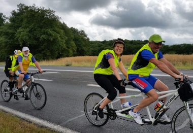 En premier plan : Vivian et Audrey sur leur tandem et en deuxième plan : Jean-Pierre et Christophe sur leur tandem