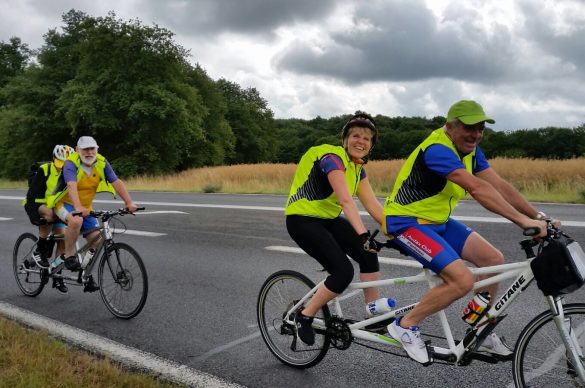 En premier plan : Vivian et Audrey sur leur tandem et en deuxième plan : Jean-Pierre et Christophe sur leur tandem