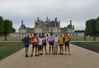 Photo de groupe des gourmets en tandem devant le Château de Chambord