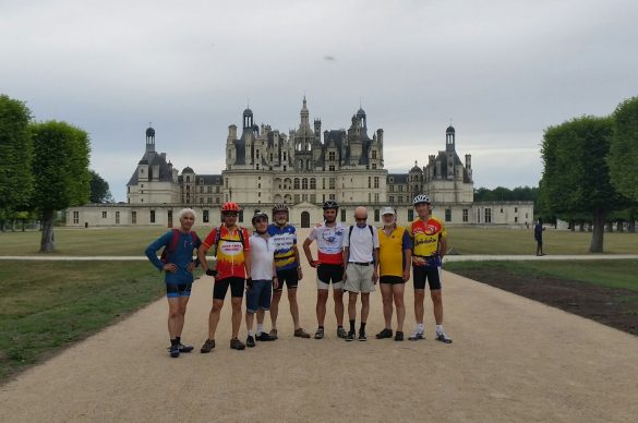 Photo de groupe des gourmets en tandem devant le Château de Chambord