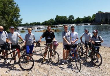 Binomes de tandémistes devant la rivière, randonnée 2016