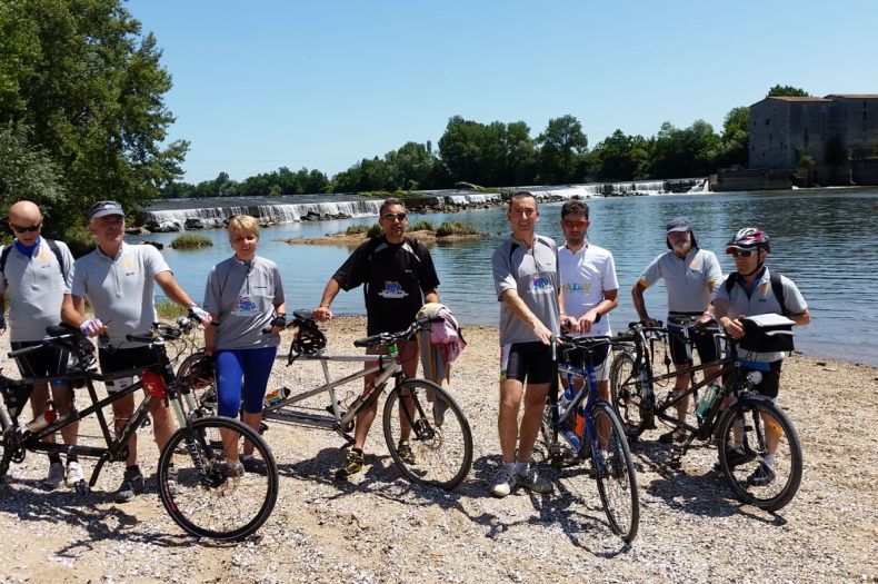 Binomes de tandémistes devant la rivière, randonnée 2016